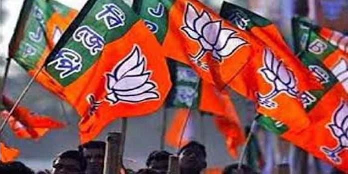 സ്വന്തം പുരയിടത്തില് ചുറ്റുമതില് കെട്ടുന്നതിന് ബിജെപി മണ്ഡലം പ്രസിഡണ്ട് രണ്ട് ലക്ഷം രൂപ കൈക്കൂലി ചോദിച്ചതായി വീട്ടമ്മ സ്വന്തം പുരയിടത്തില് ചുറ്റുമതില് കെട്ടുന്നതിന് ബിജെപി മണ്ഡലം പ്രസിഡണ്ട് രണ്ട് ലക്ഷം രൂപ കൈക്കൂലി ചോദിച്ചതായി വീട്ടമ്മ