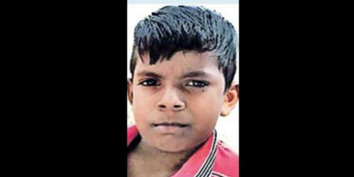പലഹാരമെടുത്തെന്നാരോപിച്ച് ബാലനെ ക്രൂരമായി മര്ദിച്ച് കൊലപ്പെടുത്തി പലഹാരമെടുത്തെന്നാരോപിച്ച് ബാലനെ ക്രൂരമായി മര്ദിച്ച് കൊലപ്പെടുത്തി