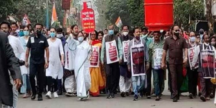 മോദി ഒരു വശത്ത് റാലി നടത്തുമ്പോള് മറുവശത്ത് പാചക വാതക വിലവര്ധനവിനെതിരെ പദയാത്രയുമായി മമതാ ബാനര്ജി മോദി ഒരു വശത്ത് റാലി നടത്തുമ്പോള് മറുവശത്ത് പാചക വാതക വിലവര്ധനവിനെതിരെ പദയാത്രയുമായി മമതാ ബാനര്ജി