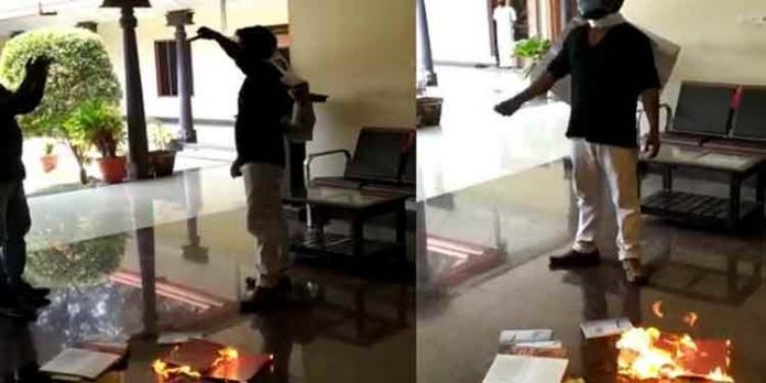ഇടതു സര്ക്കാര് വിദ്യാഭ്യാസത്തെ ആഭാസമാക്കി ; പ്രബന്ധം കത്തിച്ച് യുവാവിന്റെ പ്രതിഷേധം ഇടതു സര്ക്കാര് വിദ്യാഭ്യാസത്തെ ആഭാസമാക്കി ; പ്രബന്ധം കത്തിച്ച് യുവാവിന്റെ പ്രതിഷേധം