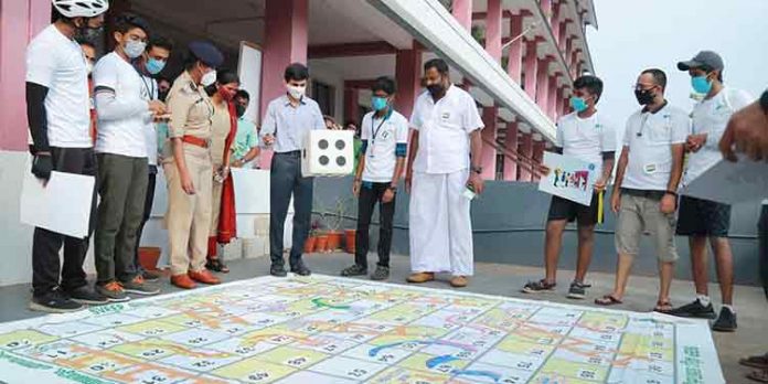 സ്വീപ് കാമ്പയിനിംഗ് : ഡൈസ് എറിഞ്ഞ് സൈക്കിള് റാലി ഉദ്ഘാടനം ചെയ്തു സ്വീപ് കാമ്പയിനിംഗ് : ഡൈസ് എറിഞ്ഞ് സൈക്കിള് റാലി ഉദ്ഘാടനം ചെയ്തു