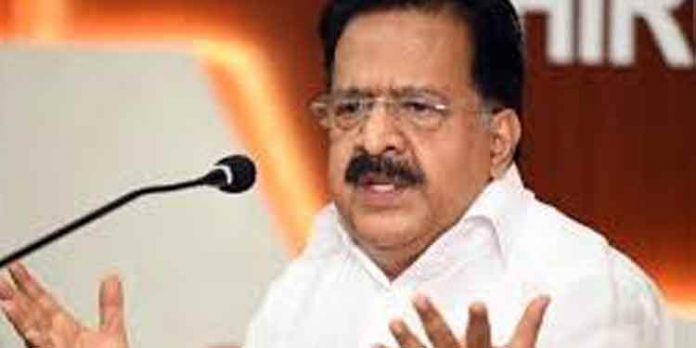 കേരളത്തെ തന്നെ വിൽക്കാൻ ശ്രമിക്കുന്നയാളാണ് പിണറായി ; കേന്ദ്രവുമായുള്ള ഏറ്റുമുട്ടൽ ഒത്തുകളിയെന്ന് ചെന്നിത്തല കേരളത്തെ തന്നെ വിൽക്കാൻ ശ്രമിക്കുന്നയാളാണ് പിണറായി ; കേന്ദ്രവുമായുള്ള ഏറ്റുമുട്ടൽ ഒത്തുകളിയെന്ന് ചെന്നിത്തല