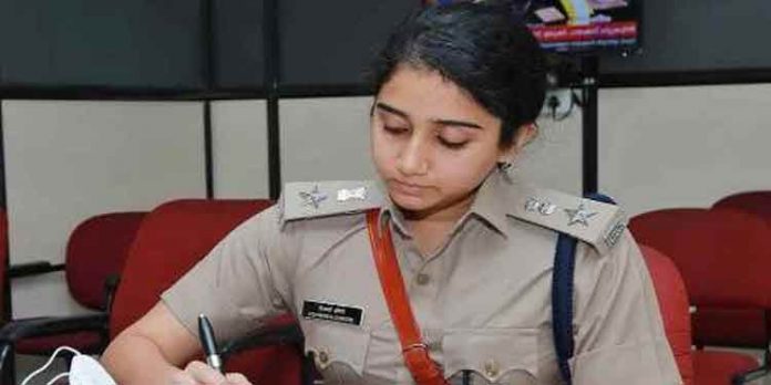 ചായ സല്ക്കാരം ; പോലീസുകാരനെതിരെ നടപടി : ഐശ്വര്യ ഡോങ്റേ വീണ്ടും വിവാദത്തില് ചായ സല്ക്കാരം ; പോലീസുകാരനെതിരെ നടപടി : ഐശ്വര്യ ഡോങ്റേ വീണ്ടും വിവാദത്തില്