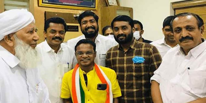 യു.ഡി.എഫ് സ്ഥാനാര്ത്ഥിയും സിനിമ താരവുമായ ധര്മ്മജന് കാന്തപുരം എ.പി അബൂബക്കര് മുസ്ലിയാരെ സന്ദര്ശിച്ചു യു.ഡി.എഫ് സ്ഥാനാര്ത്ഥിയും സിനിമ താരവുമായ ധര്മ്മജന് കാന്തപുരം എ.പി അബൂബക്കര് മുസ്ലിയാരെ സന്ദര്ശിച്ചു