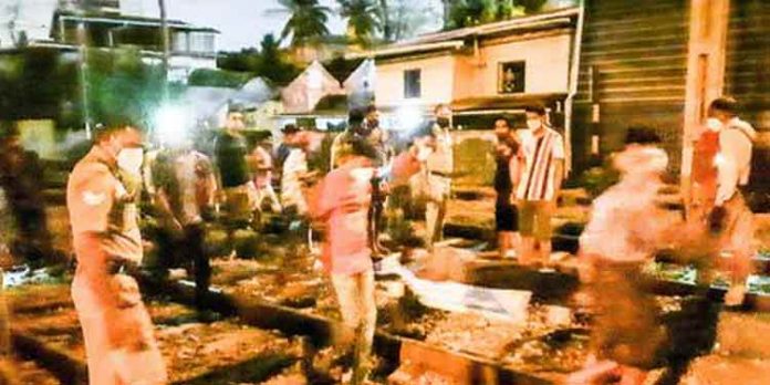 റെയില്വേ ട്രാക്കിനു സമീപം പരിക്കേറ്റയാള് രക്തം വാര്ന്നുകിടന്നത് അരമണിക്കൂര് റെയില്വേ ട്രാക്കിനു സമീപം പരിക്കേറ്റയാള് രക്തം വാര്ന്നുകിടന്നത് അരമണിക്കൂര്