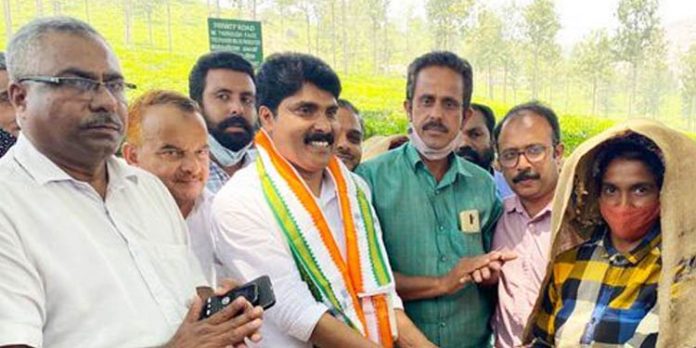 സിദ്ദീഖിന് കെട്ടിവെക്കാനുള്ള തുക തേയില തോട്ടം തൊഴിലാളികളുടെ വക സിദ്ദീഖിന് കെട്ടിവെക്കാനുള്ള തുക തേയില തോട്ടം തൊഴിലാളികളുടെ വക