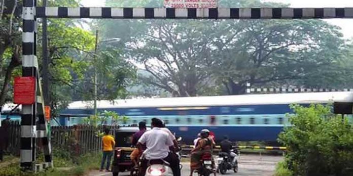 വവ്വാക്കാവ് റെയില്വേ ഗേറ്റില് ടോറസ് ഇടിച്ചു കയറി അപകടം ; ഗതാഗതം മുടങ്ങി വവ്വാക്കാവ് റെയില്വേ ഗേറ്റില് ടോറസ് ഇടിച്ചു കയറി അപകടം ; ഗതാഗതം മുടങ്ങി