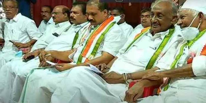 ഇരിക്കൂര് സീറ്റിനെ ചൊല്ലി കണ്ണൂരിലെ കോണ്ഗ്രസിനുള്ളില് തുടങ്ങിയ ഗ്രൂപ്പ് പോരിന് അറുതി ഇരിക്കൂര് സീറ്റിനെ ചൊല്ലി കണ്ണൂരിലെ കോണ്ഗ്രസിനുള്ളില് തുടങ്ങിയ ഗ്രൂപ്പ് പോരിന് അറുതി