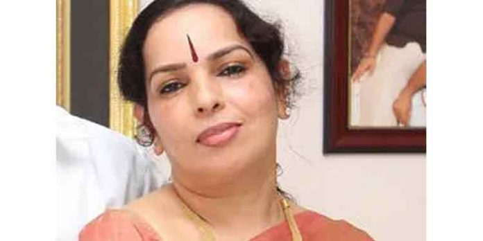 സന്തോഷ് ഈപ്പനെ അറിയില്ലെന്നും തനിക്ക് ഐഫോണ് ലഭിച്ചിട്ടില്ലെന്നും വിനോദിനി സന്തോഷ് ഈപ്പനെ അറിയില്ലെന്നും തനിക്ക് ഐഫോണ് ലഭിച്ചിട്ടില്ലെന്നും വിനോദിനി
