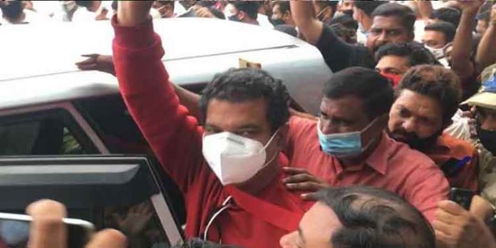 കോവിഡ് പ്രോട്ടോക്കോള് കാറ്റില് പറത്തി പിവി അന്വറിന് സ്വീകരണം ; കണ്ടില്ലെന്നു നടിച്ച് അധികാരികള് കോവിഡ് പ്രോട്ടോക്കോള് കാറ്റില് പറത്തി പിവി അന്വറിന് സ്വീകരണം ; കണ്ടില്ലെന്നു നടിച്ച് അധികാരികള്