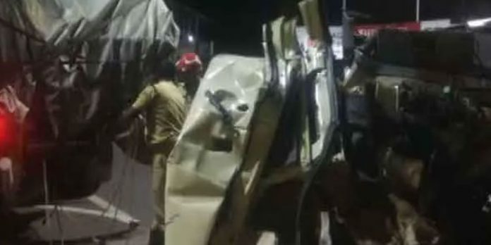 നിര്ത്തിയിട്ടിരുന്ന ലോറിക്ക് പിന്നില് മിനി ലോറി ഇടിച്ച് അപകടം ; ആറന്മുള സ്വദേശി മരിച്ചു , ഡ്രൈവര്ക്ക് ഗുരുതര പരിക്ക് നിര്ത്തിയിട്ടിരുന്ന ലോറിക്ക് പിന്നില് മിനി ലോറി ഇടിച്ച് അപകടം ; ആറന്മുള സ്വദേശി മരിച്ചു , ഡ്രൈവര്ക്ക് ഗുരുതര പരിക്ക്