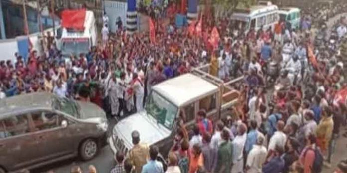 കുറ്റ്യാടി സീറ്റ് കേരള കോണ്ഗ്രസിന് നല്കിയതില് വന് പ്രതിഷേധം ; നൂറുകണക്കിന് പ്രവര്ത്തകര് തെരുവിലിറങ്ങി കുറ്റ്യാടി സീറ്റ് കേരള കോണ്ഗ്രസിന് നല്കിയതില് വന് പ്രതിഷേധം ; നൂറുകണക്കിന് പ്രവര്ത്തകര് തെരുവിലിറങ്ങി