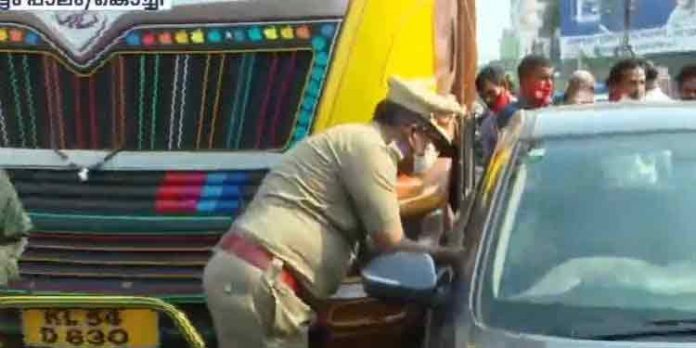 ഉദ്ഘാടനം കഴിഞ്ഞ് മിനിട്ടുകള്ക്കുള്ളില് പാലാരിവട്ടം പാലത്തിൽ അപകടം ; ആർക്കും പരുക്കില്ല ഉദ്ഘാടനം കഴിഞ്ഞ് മിനിട്ടുകള്ക്കുള്ളില് പാലാരിവട്ടം പാലത്തിൽ അപകടം ; ആർക്കും പരുക്കില്ല