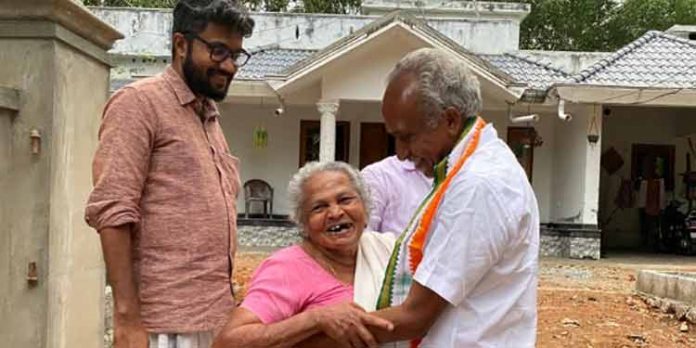 സ്വീകരണത്തോടൊപ്പം ആറന്മുളയില് കെ.ശിവദാസന് നായര്ക്ക് ലഭിക്കുന്നത് ആവശ്യങ്ങളും ആവലാതികളും അടങ്ങിയ നിവേദനങ്ങള് സ്വീകരണത്തോടൊപ്പം ആറന്മുളയില് കെ.ശിവദാസന് നായര്ക്ക് ലഭിക്കുന്നത് ആവശ്യങ്ങളും ആവലാതികളും അടങ്ങിയ നിവേദനങ്ങള്