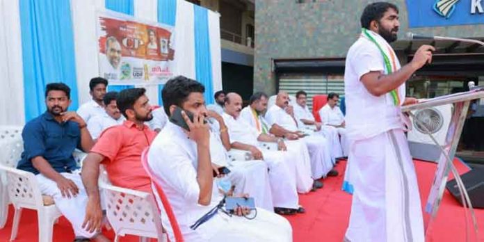 മോദി കരവിൽക്കുമ്പോൾ പിണറായി കടൽ വിൽക്കുന്നു : ചാണ്ടി ഉമ്മൻ മോദി കരവിൽക്കുമ്പോൾ പിണറായി കടൽ വിൽക്കുന്നു : ചാണ്ടി ഉമ്മൻ