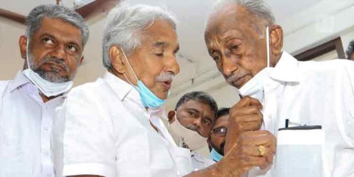 ജയിച്ചാലും തോറ്റാലും 5 തവണ മത്സരിച്ചവര് മാറി നില്ക്കണം ; ഉമ്മന് ചാണ്ടിക്ക് ഇളവ് ജയിച്ചാലും തോറ്റാലും 5 തവണ മത്സരിച്ചവര് മാറി നില്ക്കണം ; ഉമ്മന് ചാണ്ടിക്ക് ഇളവ്
