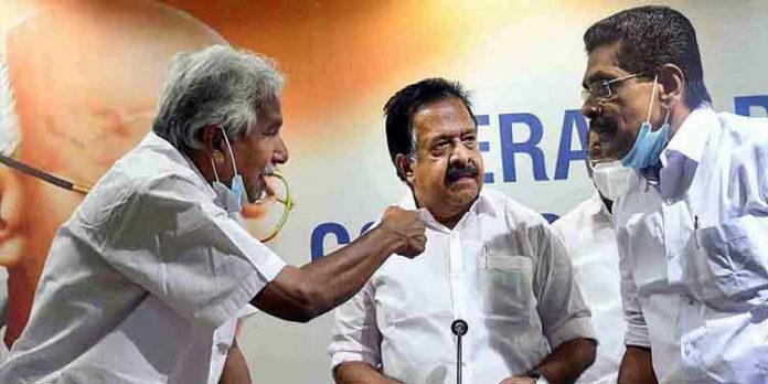 ഡി.സി.സി പുനഃസംഘടന ; കോണ്ഗ്രസില് വീണ്ടും ഗ്രൂപ്പ് നീക്കങ്ങള് ഡി.സി.സി പുനഃസംഘടന ; കോണ്ഗ്രസില് വീണ്ടും ഗ്രൂപ്പ് നീക്കങ്ങള്
