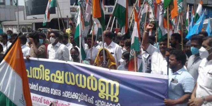 ചാലക്കുടിയില് കോണ്ഗ്രസ് പിളര്പ്പിലേക്ക് ; നൂലില് കെട്ടിയിറക്കുന്ന സ്ഥാനാര്ഥിയെ വേണ്ട ചാലക്കുടിയില് കോണ്ഗ്രസ് പിളര്പ്പിലേക്ക് ; നൂലില് കെട്ടിയിറക്കുന്ന സ്ഥാനാര്ഥിയെ വേണ്ട