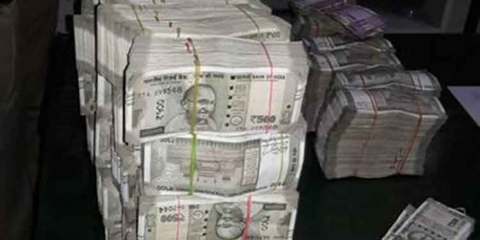50,000 രൂപയില് കൂടുതല് പണവുമായി യാത്ര ചെയ്യുന്നവര് രേഖകള് സൂക്ഷിക്കണം 50,000 രൂപയില് കൂടുതല് പണവുമായി യാത്ര ചെയ്യുന്നവര് രേഖകള് സൂക്ഷിക്കണം