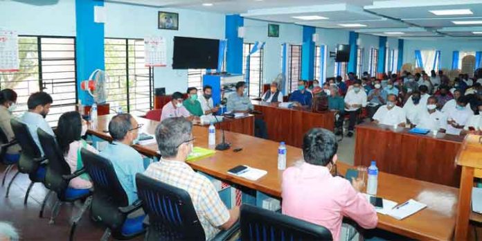 സ്ഥാനാര്ഥികളുടെ സംശയങ്ങള് ദൂരീകരിച്ച് തെരഞ്ഞെടുപ്പ് നിരീക്ഷകര് സ്ഥാനാര്ഥികളുടെ സംശയങ്ങള് ദൂരീകരിച്ച് തെരഞ്ഞെടുപ്പ് നിരീക്ഷകര്