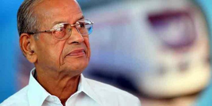 തെരഞ്ഞെടുപ്പ് കമ്മീഷന്റെ പോസ്റ്ററില്നിന്ന് ഇ.ശ്രീധരന്റെ ചിത്രം നീക്കം ചെയ്യുന്നു തെരഞ്ഞെടുപ്പ് കമ്മീഷന്റെ പോസ്റ്ററില്നിന്ന് ഇ.ശ്രീധരന്റെ ചിത്രം നീക്കം ചെയ്യുന്നു