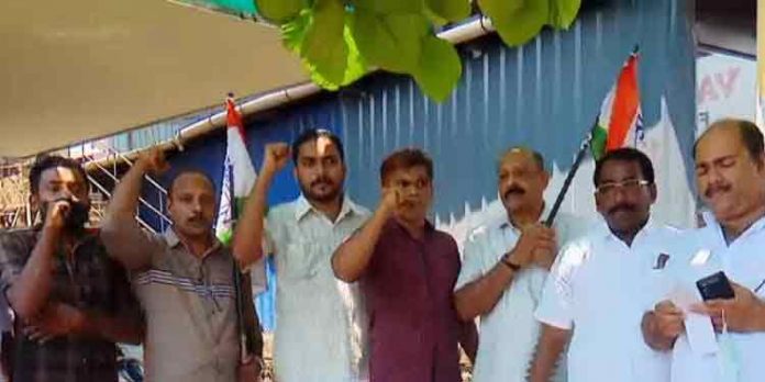തവനൂരില് ഫിറോസ് കുന്നുംപറമ്പിലിനെതിരെ യൂത്ത് കോണ്ഗ്രസ് പ്രതിഷേധം തവനൂരില് ഫിറോസ് കുന്നുംപറമ്പിലിനെതിരെ യൂത്ത് കോണ്ഗ്രസ് പ്രതിഷേധം
