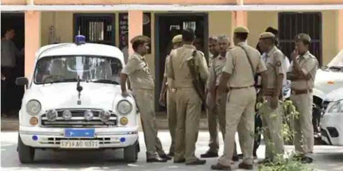 അനധികൃമായി രാജ്യത്ത് തങ്ങിയ ബംഗ്ലാദേശ് സ്വദേശികള് യുപിയില് പിടിയിലായി അനധികൃമായി രാജ്യത്ത് തങ്ങിയ ബംഗ്ലാദേശ് സ്വദേശികള് യുപിയില് പിടിയിലായി