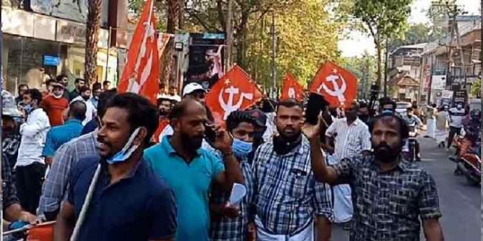 നേതാക്കളെ പാര്ട്ടി തിരുത്തും – പാര്ട്ടിയെ ജനം തിരുത്തും ; സിപിഎം നേതൃത്വത്തിനെതിരേ പരസ്യ വിമര്ശനവുമായി പ്രവര്ത്തകര് തെരുവില് നേതാക്കളെ പാര്ട്ടി തിരുത്തും – പാര്ട്ടിയെ ജനം തിരുത്തും ; സിപിഎം നേതൃത്വത്തിനെതിരേ പരസ്യ വിമര്ശനവുമായി പ്രവര്ത്തകര് തെരുവില്