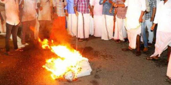 നിര്ദ്ദേശങ്ങള് പാലിച്ച് ജാഥകള് സംഘടിപ്പിക്കണം – കോലം കത്തിച്ചാല് പെരുമാറ്റച്ചട്ട ലംഘനം നിര്ദ്ദേശങ്ങള് പാലിച്ച് ജാഥകള് സംഘടിപ്പിക്കണം – കോലം കത്തിച്ചാല് പെരുമാറ്റച്ചട്ട ലംഘനം