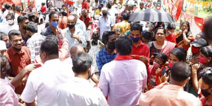 നന്ദിയുടെ പൂക്കളുമായി കോലിഞ്ചി കർഷകർ ; ജനീഷ് കുമാറിന് മലയോര മേഖലയില് ഊഷ്മള വരവേൽപ്പ് നന്ദിയുടെ പൂക്കളുമായി കോലിഞ്ചി കർഷകർ ; ജനീഷ് കുമാറിന് മലയോര മേഖലയില് ഊഷ്മള വരവേൽപ്പ്
