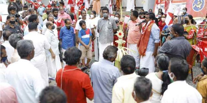ജന്മനാടിന്റെ സ്നേഹാദരം ഏറ്റുവാങ്ങി ജനീഷ് കുമാർ ; ആവേശക്കടലായി ചിറ്റാറും സീതത്തോടും ജന്മനാടിന്റെ സ്നേഹാദരം ഏറ്റുവാങ്ങി ജനീഷ് കുമാർ ; ആവേശക്കടലായി ചിറ്റാറും സീതത്തോടും