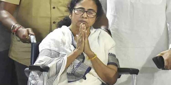 ഇന്ന് മുതല് വീല്ചെയറിലിരുന്ന് മമത പ്രചാരണം നയിക്കും ഇന്ന് മുതല് വീല്ചെയറിലിരുന്ന് മമത പ്രചാരണം നയിക്കും