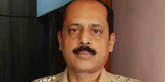 അംബാനിയുടെ വീടിന് സമീപം സ്ഫോടക വസ്തു കണ്ടെത്തിയ സംഭവം ; പോലീസ് ഉദ്യോഗസ്ഥൻ സച്ചിൻ വാസെ അറസ്റ്റിൽ അംബാനിയുടെ വീടിന് സമീപം സ്ഫോടക വസ്തു കണ്ടെത്തിയ സംഭവം ; പോലീസ് ഉദ്യോഗസ്ഥൻ സച്ചിൻ വാസെ അറസ്റ്റിൽ