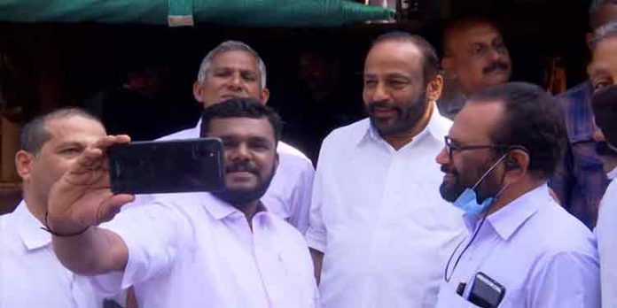 കോണ്ഗ്രസിലെ ഗ്രൂപ്പിസത്തെ പരസ്യമായി വിമര്ശിച്ച എ.വി.ഗോപിനാഥ് പാലക്കാട് ഡിസിസി അധ്യക്ഷ സ്ഥാനത്തേക്ക് കോണ്ഗ്രസിലെ ഗ്രൂപ്പിസത്തെ പരസ്യമായി വിമര്ശിച്ച എ.വി.ഗോപിനാഥ് പാലക്കാട് ഡിസിസി അധ്യക്ഷ സ്ഥാനത്തേക്ക്