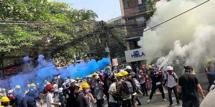 മ്യാന്മറില് പ്രതിഷേധക്കാര്ക്കുനേരെ സൈന്യത്തിന്റെ വെടിവെപ്പ് : 38 പേർ കൊല്ലപ്പെട്ടു മ്യാന്മറില് പ്രതിഷേധക്കാര്ക്കുനേരെ സൈന്യത്തിന്റെ വെടിവെപ്പ് : 38 പേർ കൊല്ലപ്പെട്ടു