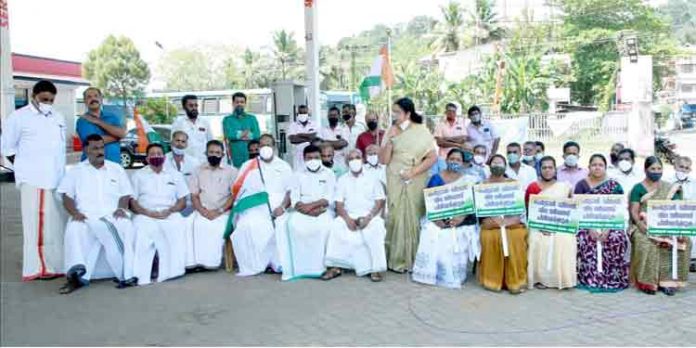 പെട്രോൾ – ഡീസൽ വർദ്ധനവ് എല്ലാ മേഖലയിലും വൻ വില വർദ്ധനവ് സൃഷ്ടിച്ചിരിക്കുകയാണ് : എലിസബേത്ത് അബു പെട്രോൾ – ഡീസൽ വർദ്ധനവ് എല്ലാ മേഖലയിലും വൻ വില വർദ്ധനവ് സൃഷ്ടിച്ചിരിക്കുകയാണ് : എലിസബേത്ത് അബു