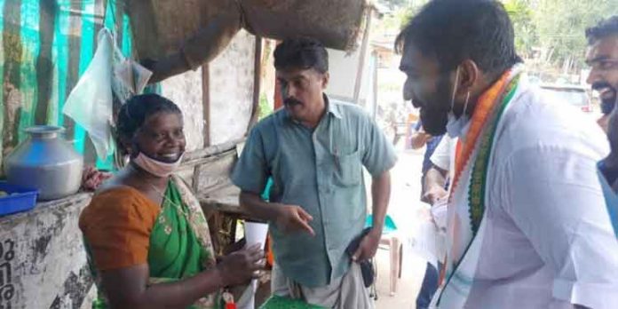 ഉമ്മൻ ചാണ്ടിയ്ക്ക് വോട്ട് തേടി മകൻ ചാണ്ടി ഉമ്മന് ഉമ്മൻ ചാണ്ടിയ്ക്ക് വോട്ട് തേടി മകൻ ചാണ്ടി ഉമ്മന്