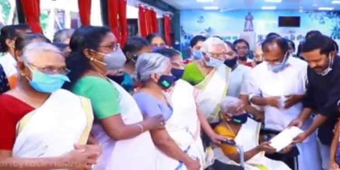 പിണറായി വിജയന് തെരഞ്ഞെടുപ്പില് കെട്ടിവെയ്ക്കാനുള്ള തുക നല്കി പത്തനാപുരം ഗാന്ധിഭവനിലെ അമ്മമാര് പിണറായി വിജയന് തെരഞ്ഞെടുപ്പില് കെട്ടിവെയ്ക്കാനുള്ള തുക നല്കി പത്തനാപുരം ഗാന്ധിഭവനിലെ അമ്മമാര്