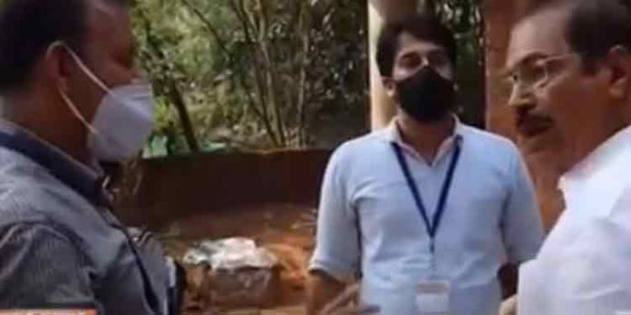 പേരാവൂരില് തപാല്വോട്ട് അട്ടിമറിക്കാന് സിപിഎം ശ്രമമെന്ന് ആരോപണം ; ഉദ്യോഗസ്ഥരെ തടഞ്ഞു പേരാവൂരില് തപാല്വോട്ട് അട്ടിമറിക്കാന് സിപിഎം ശ്രമമെന്ന് ആരോപണം ; ഉദ്യോഗസ്ഥരെ തടഞ്ഞു