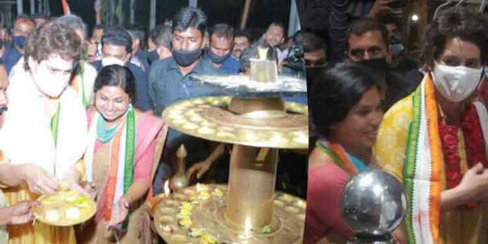 ക്ഷേത്ര ദര്ശനത്തിനിടെ സ്ഥാനാര്ത്ഥിയുടെ സാരിയ്ക്ക് തീപിടിച്ചു, ചേര്ത്തു പിടിച്ച് പ്രിയങ്ക ക്ഷേത്ര ദര്ശനത്തിനിടെ സ്ഥാനാര്ത്ഥിയുടെ സാരിയ്ക്ക് തീപിടിച്ചു, ചേര്ത്തു പിടിച്ച് പ്രിയങ്ക