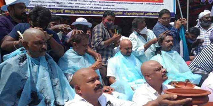 പാചകവാതക വില വർധന : ഹോട്ടൽ വ്യാപാരികൾ തലമൊട്ടയടിച്ചു പ്രതിഷേധിച്ചു പാചകവാതക വില വർധന : ഹോട്ടൽ വ്യാപാരികൾ തലമൊട്ടയടിച്ചു പ്രതിഷേധിച്ചു