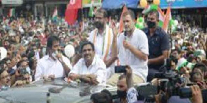 യുവതയുടെ ആവേശക്കടല്… രാഹുലിന്റെ റോഡ് ഷോ എരുമേലിയെ ജനസാഗരമാക്കി യുവതയുടെ ആവേശക്കടല്… രാഹുലിന്റെ റോഡ് ഷോ എരുമേലിയെ ജനസാഗരമാക്കി