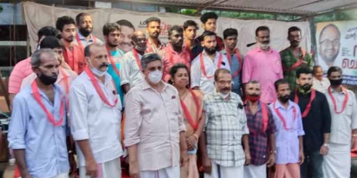 റാന്നിയിലെ പ്രമുഖ കോണ്ഗ്രസ് നേതാവുള്പ്പെടെ 65-ഓളം പേര് സി.പി.എമ്മില് ചേര്ന്നു റാന്നിയിലെ പ്രമുഖ കോണ്ഗ്രസ് നേതാവുള്പ്പെടെ 65-ഓളം പേര് സി.പി.എമ്മില് ചേര്ന്നു