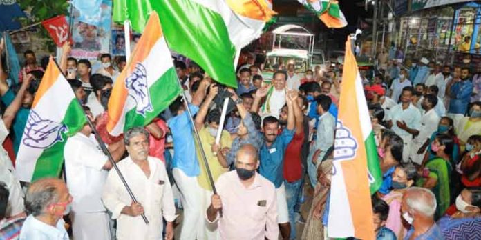 ആവേശം അലയടിച്ച പ്രകടനത്തോടെ റോബിൻ പീറ്ററിന്റെ സീതത്തോട് പര്യടനം സമാപിച്ചു ആവേശം അലയടിച്ച പ്രകടനത്തോടെ റോബിൻ പീറ്ററിന്റെ സീതത്തോട് പര്യടനം സമാപിച്ചു