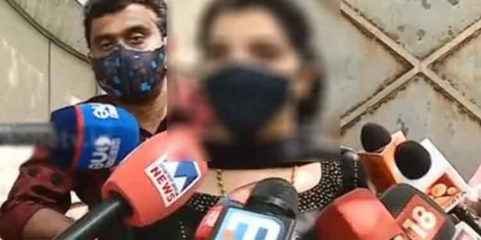 ‘നിങ്ങൾ മനസ്സിലാക്കുന്നതിന് അപ്പുറമാണ് കാര്യങ്ങൾ, ഒരുതരത്തിലാണ് പിടിച്ചു നിൽക്കുന്നത്’ : സോളാര് കേസിലെ പരാതിക്കാരി ‘നിങ്ങൾ മനസ്സിലാക്കുന്നതിന് അപ്പുറമാണ് കാര്യങ്ങൾ, ഒരുതരത്തിലാണ് പിടിച്ചു നിൽക്കുന്നത്’ : സോളാര് കേസിലെ പരാതിക്കാരി