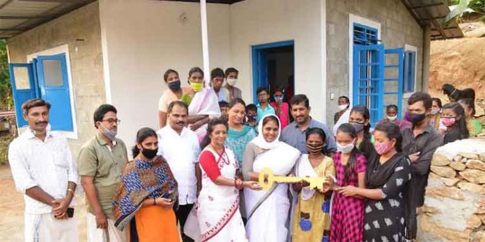 സുനില് ടീച്ചറിന്റെ 195 മത്തെ സ്നേഹഭവനം വിധവയായ സുശീലക്കും പെൺമക്കൾക്കും ലോക വനിതാ ദിനത്തില് സമ്മാനിച്ചു സുനില് ടീച്ചറിന്റെ 195 മത്തെ സ്നേഹഭവനം വിധവയായ സുശീലക്കും പെൺമക്കൾക്കും ലോക വനിതാ ദിനത്തില് സമ്മാനിച്ചു