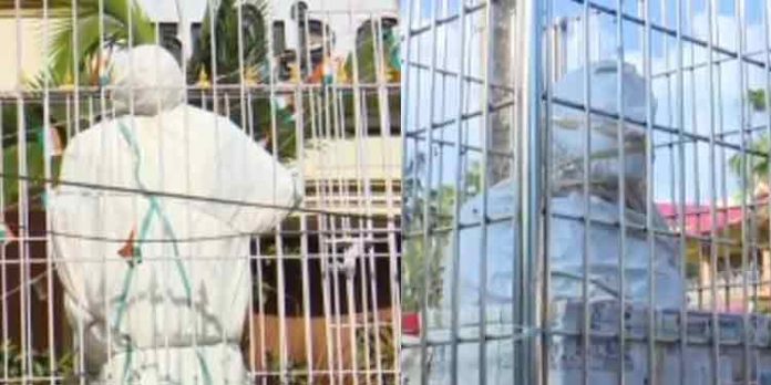തമിഴ്നാട്ടില് നേതാക്കളുടെ പ്രതിമകള് പൊതിഞ്ഞുകെട്ടി മറച്ച് തെരഞ്ഞെടുപ്പ് കമ്മീഷന് തമിഴ്നാട്ടില് നേതാക്കളുടെ പ്രതിമകള് പൊതിഞ്ഞുകെട്ടി മറച്ച് തെരഞ്ഞെടുപ്പ് കമ്മീഷന്