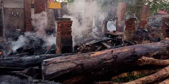 കലഞ്ഞൂരിൽ തടി മില്ലിന് തീപിടിച്ച് വന് നാശനഷ്ടം കലഞ്ഞൂരിൽ തടി മില്ലിന് തീപിടിച്ച് വന് നാശനഷ്ടം