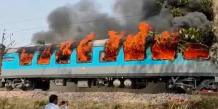 ഡല്ഹി – ദെഹ്റാദൂണ് ശതാബ്ദി എക്സ് പ്രസ്സില് തീപിടുത്തം ; ആര്ക്കും പരിക്കില്ല ഡല്ഹി – ദെഹ്റാദൂണ് ശതാബ്ദി എക്സ് പ്രസ്സില് തീപിടുത്തം ; ആര്ക്കും പരിക്കില്ല