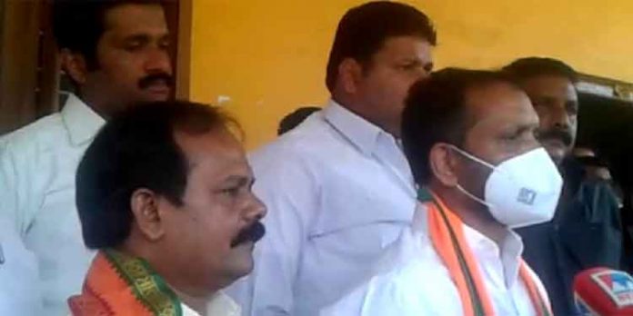 കെ.സുരേന്ദ്രന്റെ പര്യടനം ഹെലികോപ്റ്ററില് ; എന്.ഡി.എ സ്ഥാനാര്ഥികളുടെ പത്രിക തള്ളിയത് നീതി നിക്ഷേധമെന്ന് സുരേന്ദ്രന് കെ.സുരേന്ദ്രന്റെ പര്യടനം ഹെലികോപ്റ്ററില് ; എന്.ഡി.എ സ്ഥാനാര്ഥികളുടെ പത്രിക തള്ളിയത് നീതി നിക്ഷേധമെന്ന് സുരേന്ദ്രന്